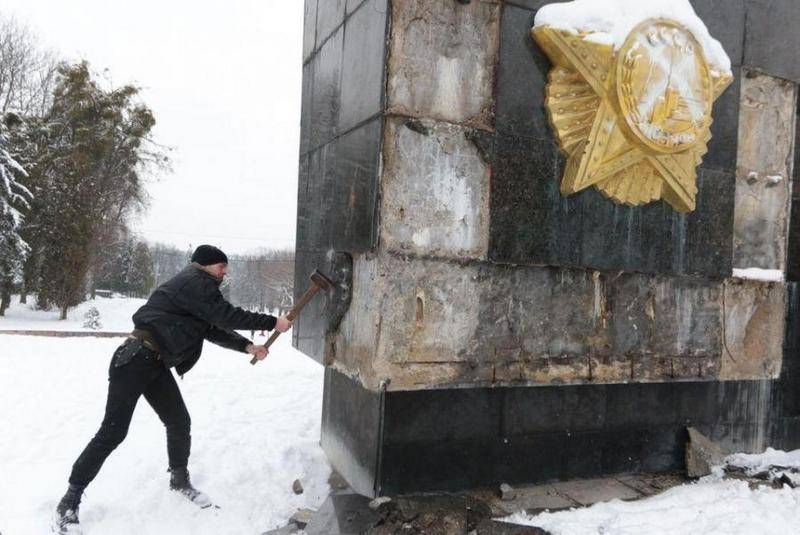 In Lviv, the third day of trying to demolish the Monument of glory of the Soviet army