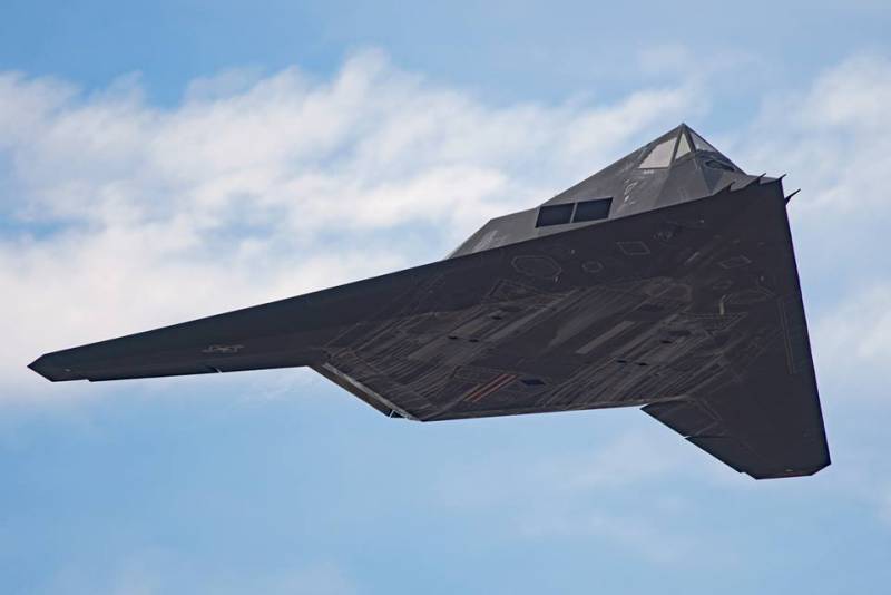 Déclassés F-117 de la force aérienne des états-UNIS ont été vus lors des chocs sur la Syrie