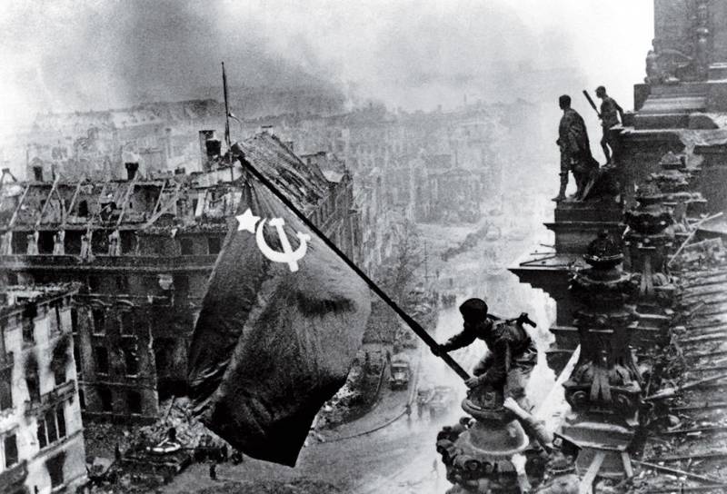 En Espagne, le cadre водружения drapeau sur le Reichstag a appelé les dupé