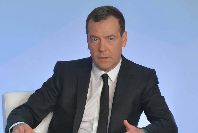 Медведєв: зараз безглуздо говорити про назву валюти Єдиного держави