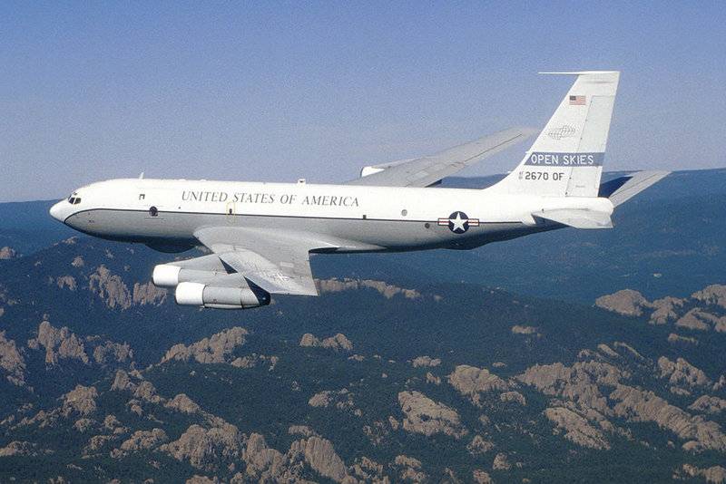 Avion de surveillance de la force aérienne des états-UNIS a commis ordinaire de vol au-dessus de la Russie