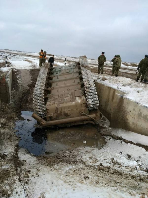Dans un réseau de traite des photos перевернувшегося T-72 SOLEIL de la fédération de RUSSIE
