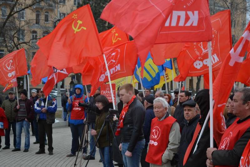 At meetings of the Communist party demanded the resignation of the government and the President