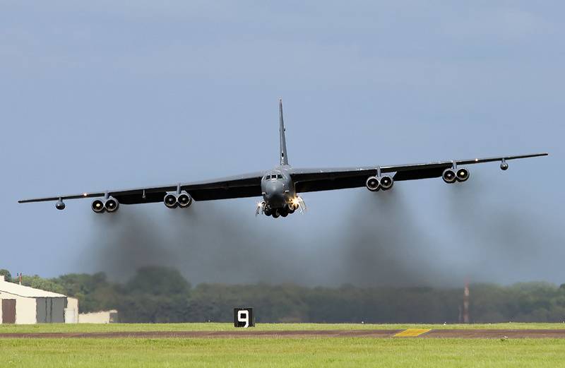 ثلاث استراتيجيات-52N واحد بوينغ RC-135V 