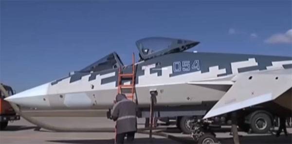 Үнді маршал сұрақтарына жауап беріп, бағдарлама туралы FGFA және сатып алу туралы С-400