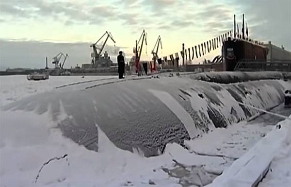 It is proposed to use non-combat nuclear submarines for the carriage of LNG