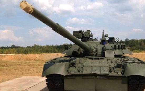 T-80БВМ équipé d'une dynamique de protection dans des housses