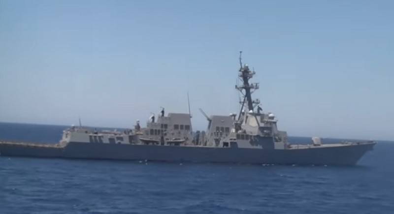 An der Ostséi koum eng Grupp vu Schëffer vun der NATO, ugefouert vun engem Zerstörer vun der US-Marine