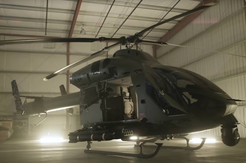 Hélicoptère américain MD 969 lance des roquettes à partir de la cabine