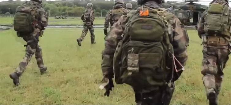 Frankräich seet, e puer honnert Militär a Gepanzerte Aktivitéiten un d ' Grenze vun der Russescher Federatioun