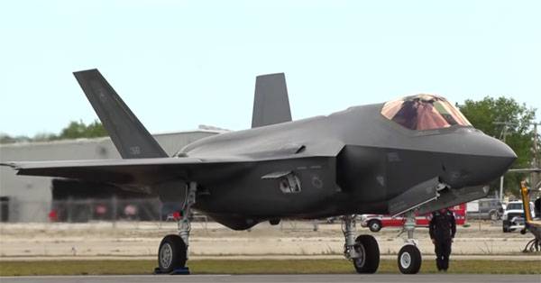 Tyrkiets udenrigsminister, der igen har udtrykt vilje til at finde en erstatning for F-35 
