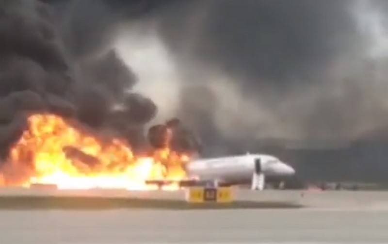 An Scheremetjewo onerwaart huet sech d ' Zündung Passagierflugzeug SSJ-100