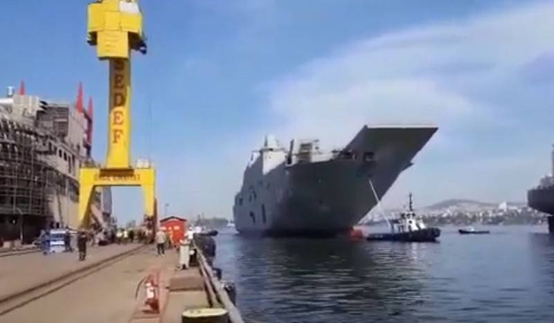 En Turquie sont descendus sur l'eau la première universel landing ship