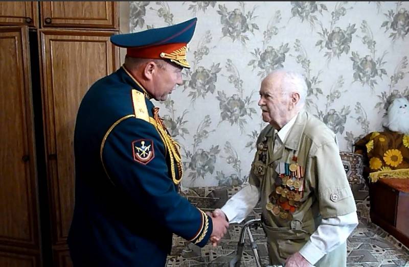 De Samarer Militär-Veteranen gratulierten минипарадами