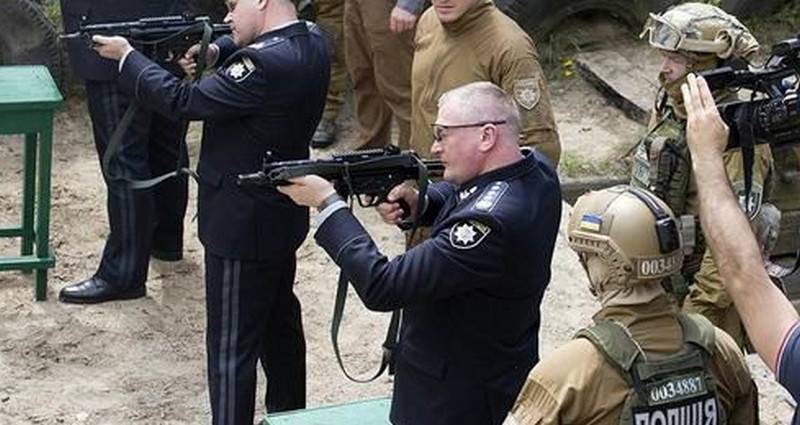 Нацполиция der Ukrain перевооружается op Maschinenpistolen Ozeanien & Kach MP-5