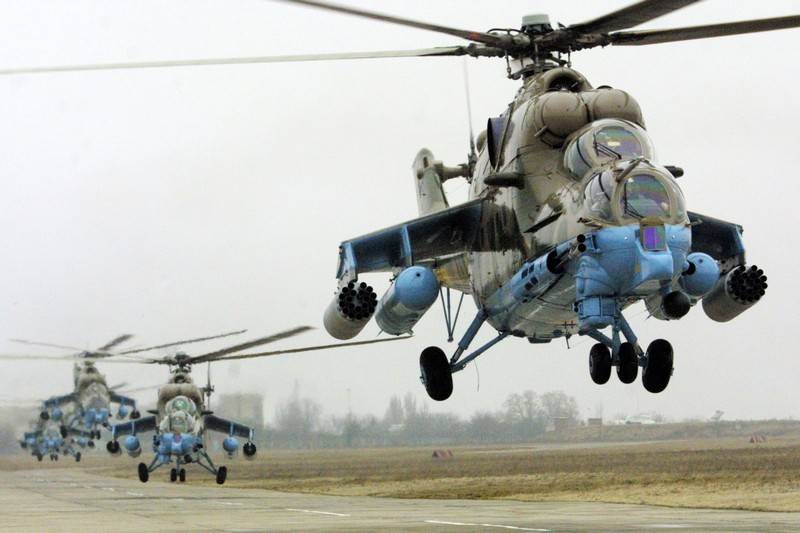 Véier Angriffshubschrauber Mi-24П koum an d ' BRIGADE vum armeeflugzeuges der CVO