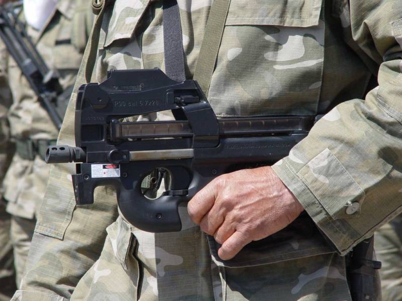 Pistolen af John L. hill og usædvanlige P90