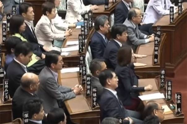 Am Parlament vu Japan diskutieren Wierder iwwer d ' Méiglechkeet vun der 