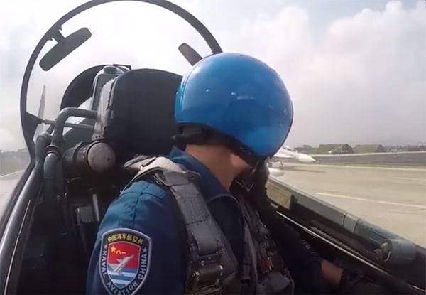 D ' Piloten vun der su-30 NAVY China trainéiert 