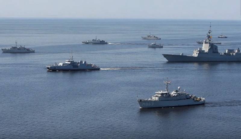 En stor gruppe av NATO-skip inn Østersjøen