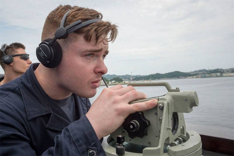 Cruiser av den AMERIKANSKE Marinen brutt COLREGs på avspenning med 