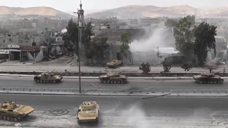 Weist de Kampf vum SAA mat Geleet an der Provënz Hama: MLRS a Panzer an Aktioun