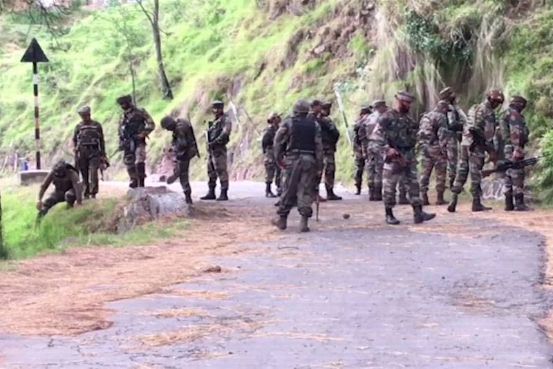 The military of India and Pakistan used mortars and artillery on the border of the two countries