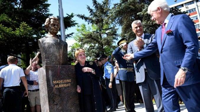 Косовский monumento. El triunfo de los criminales de guerra en el centro de europa