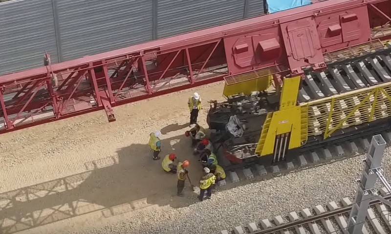 Auf der Krim-Brücke beendet die Verlegung des ersten Gleises