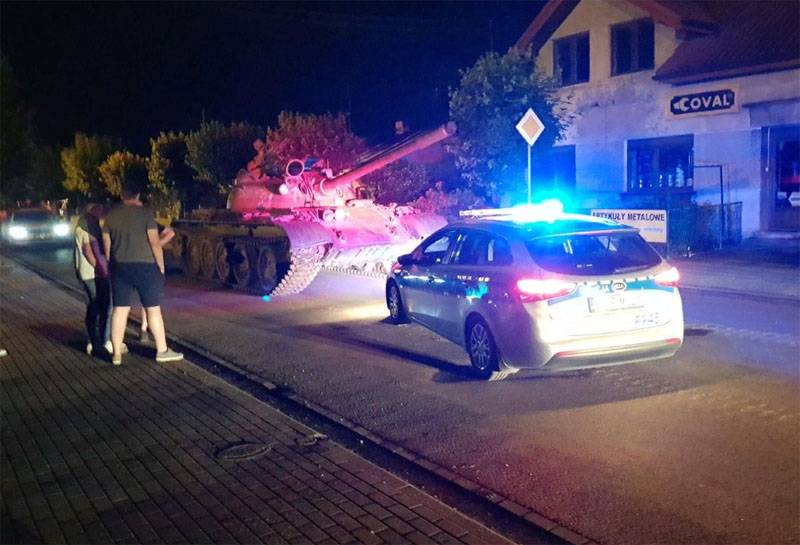 Los habitantes de el polaco de la ciudad llamaron a la policía cuando un tanque T-55 en las calles