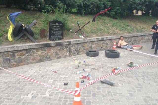In психдиспансер geschickt порвавший Fahnen an der Gedenkstätte 
