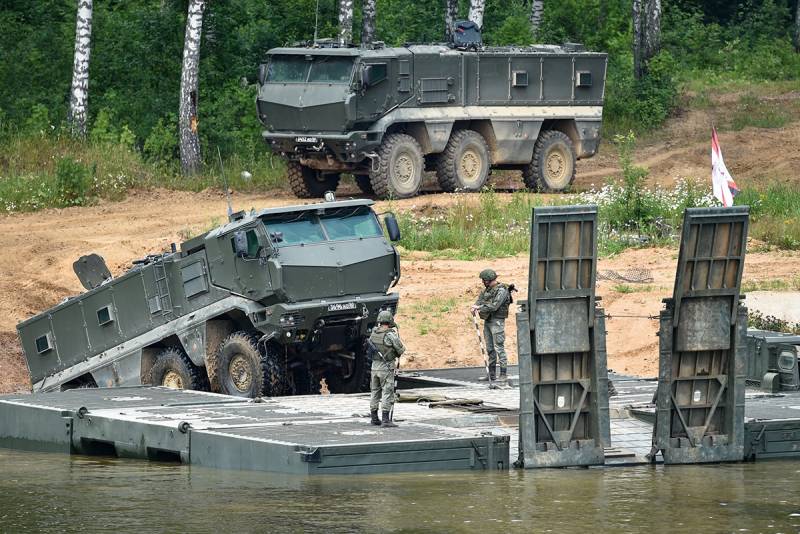 Қорғаныс министрлігі көрсетті кадрлар форсирования су бөгеттері түрлі техникамен