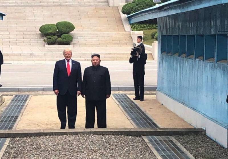 Den US-President fir d ' éischt kéier an der Geschicht vun der Grenz vun der DVRK