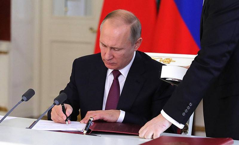 Wladimir Putin f e Wurde iwwer d ' Senegalesesche der gefallenen U-Bootfahrer