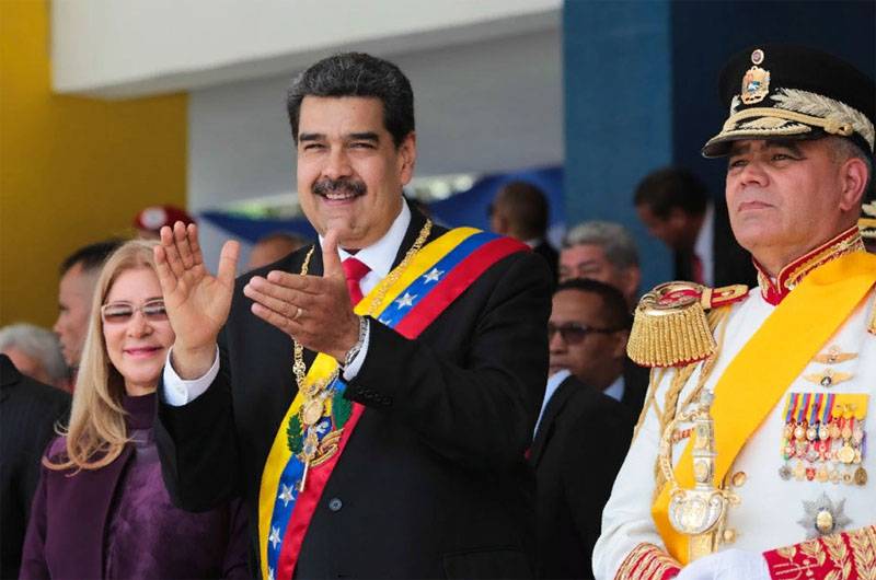 I Venezuela blev afholdt en parade med militært udstyr og soldater Marts oprindelige