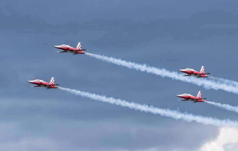 Den Schweiziske aerobatic team blandet by og talte til fans af jodlende