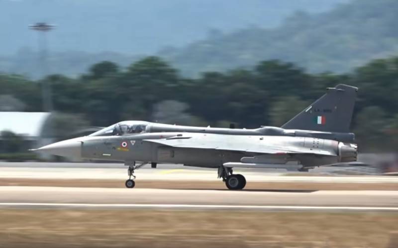 The Indian HAL Tejas fighter lost external fuel tanks