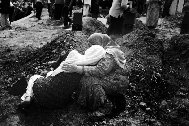 Srebrenica an de Kosovo: ween am Glashaus sëtzt