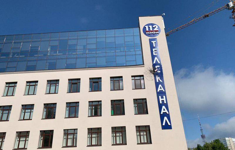 I Kiev, en granat som avfyras på byggnaden för TV-kanalen 