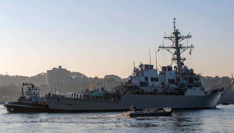 Destroyer «John S. Mccain» a rencontré avec le déplacement de l'arbre
