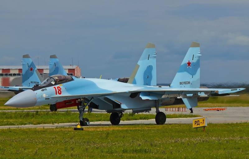 Dräi su-35S Doten op d ' Äerm 790. Fliegergeschwader AK