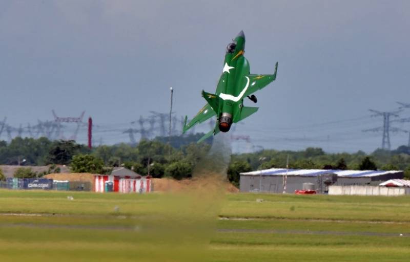 JF-17 performs maneuvers on the RD-93 from Russia