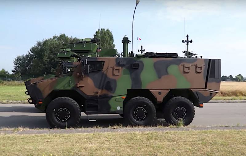 Les opérateurs de promettre français BTR apprennent à détruire les russes BMP