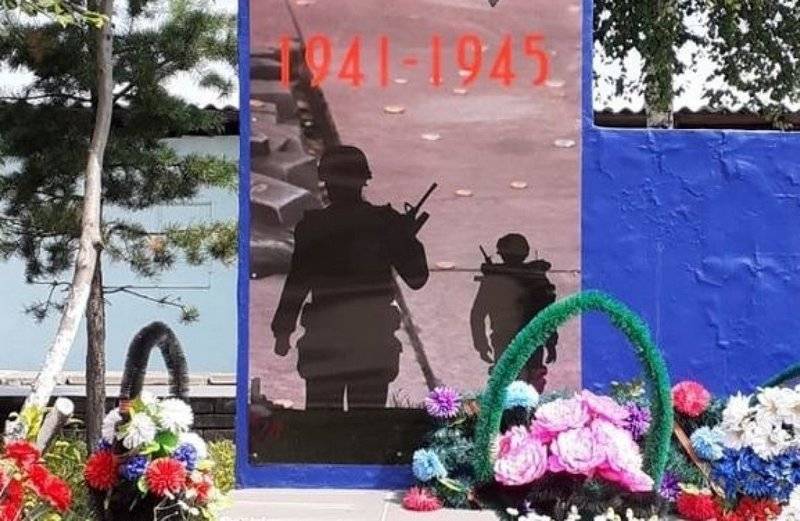 An der Amur-Regioun op dem Monument vum zweete Weltkrich hunn d ' Zaldoten vun der NATO