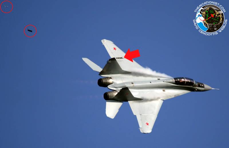 The Aviationist: le Mig-35 a perdu un morceau de lambris en cours de vol sur MAX-2019