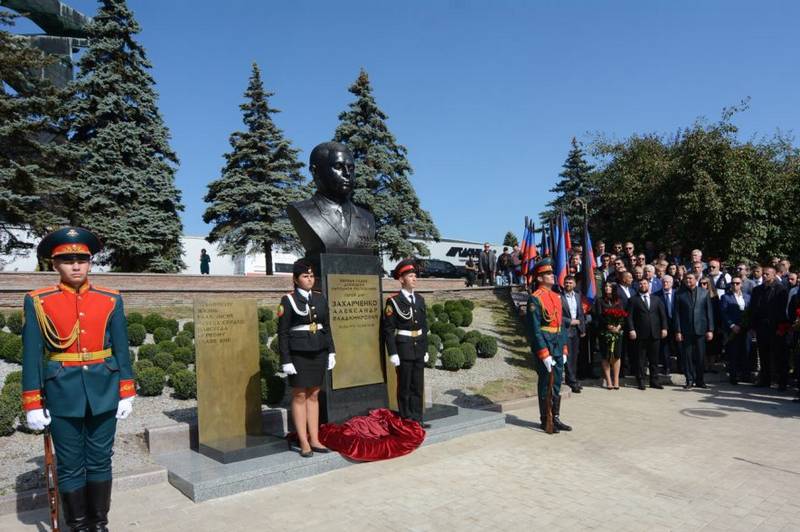 À Donetsk, a dévoilé un monument au premier chapitre ДНР Alexandre et le Cerveau