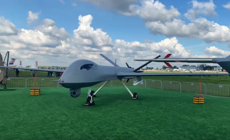 De Virfall mat der gebrochenen Kanner erstrangig Wing UAV Long II op MAX-2019 a China kommentéiert