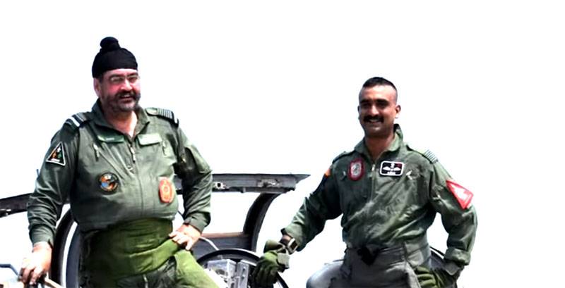 المارشال الجوي من الهند جعل رحلة مشتركة مع Abhinandanam Varthamanam من طراز ميج 21