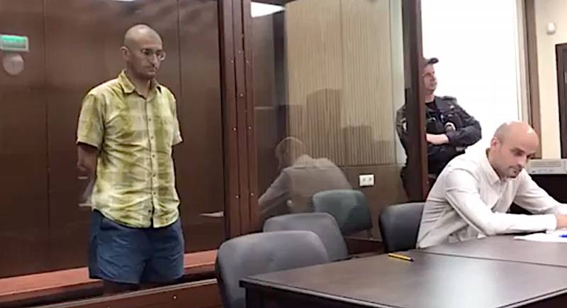To drop the trash at the policeman asked five years in prison