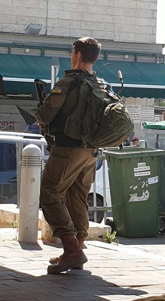 Discussing a photo of an Israeli soldier with Chevron in the form of the flag of Ukraine